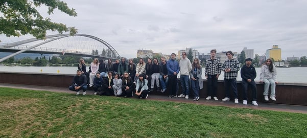 Grenzen überwindendes Treffen bei der Dreiländerbrücke - KV Basel - Meine Berufsbildung.