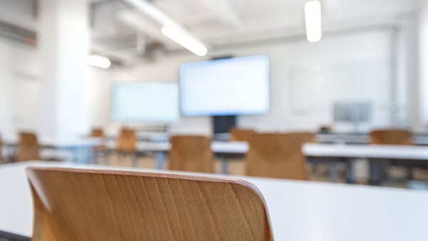 Die Lehrabschlussprüfungen stehen vor der Tür - KV Basel - Meine Berufsbildung.